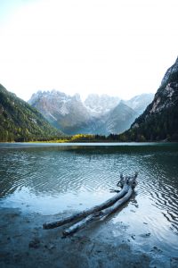 schoner-blick-auf-den-see-und-die-berge-vor-klarem-himmel